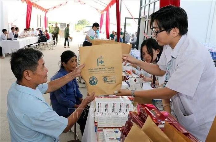 Cán bộ nhân viên Nhà thuốc Pharmacity cấp phát thuốc miễn phí cho người dân xã biên giới Khuất Xá, tỉnh Lạng Sơn.