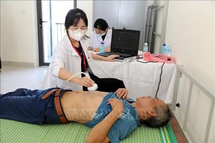 Bác sĩ Bệnh viện Đại học Y Hà Nội siêu âm cho người có hoàn cảnh khó khăn ở xã biên giới Khuất Xá, tỉnh Lạng Sơn.