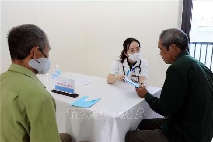 Bác sĩ Bệnh viện Đại học Y Hà Nội tư vấn sức khỏe miễn phí cho người có hoàn cảnh khó khăn ở xã biên giới Khuất Xá, tỉnh Lạng Sơn.