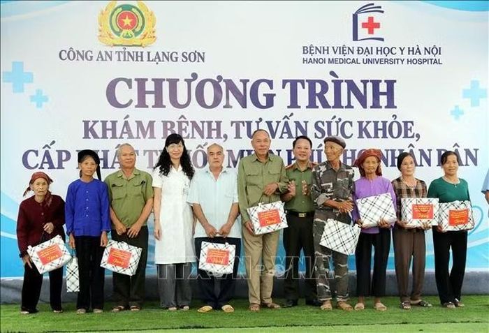 Lãnh đạo Công an tỉnh Lạng Sơn và đại diện Bệnh viện Đại học Y Hà Nội trao quà cho người dân xã biên giới Khuất Xá, tỉnh Lạng Sơn. Ảnh: Văn Đạt - TTXVN