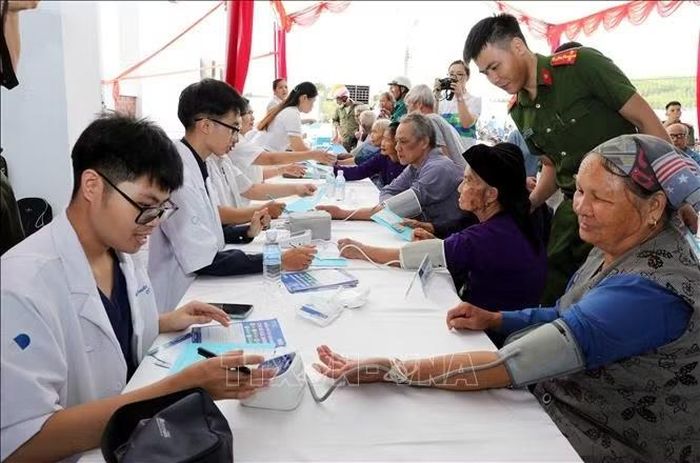 Người dân trên địa bàn xã biên giới Khuất Xá, tỉnh Lạng Sơn tham gia chương trình khám bệnh, tư vấn sức khỏe và cấp phát thuốc miễn phí do Công an tỉnh Lạng Sơn phối hợp với Bệnh viện Đại học Y Hà Nội và Nhà thuốc Pharmacity tổ chức.