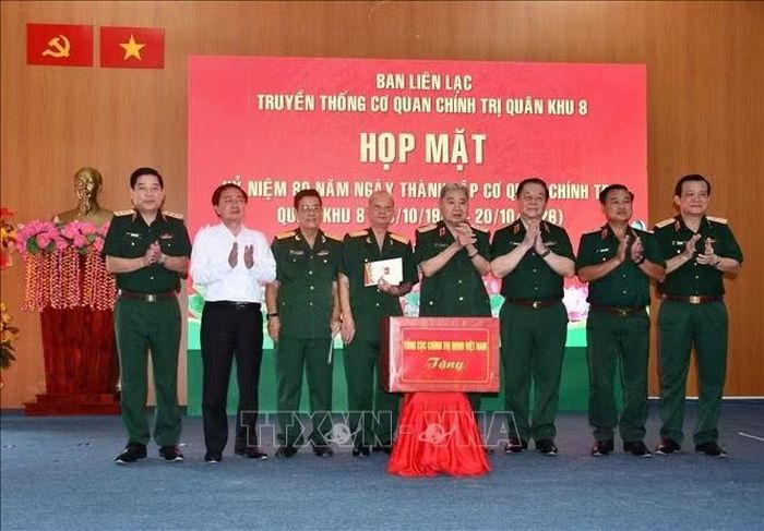 Đại tướng Nguyễn Trọng Nghĩa tặng quà Ban liên lạc Cơ quan Chính trị Quân khu 8 nhân kỷ niệm 80 năm Ngày truyền thống của cơ quan.
