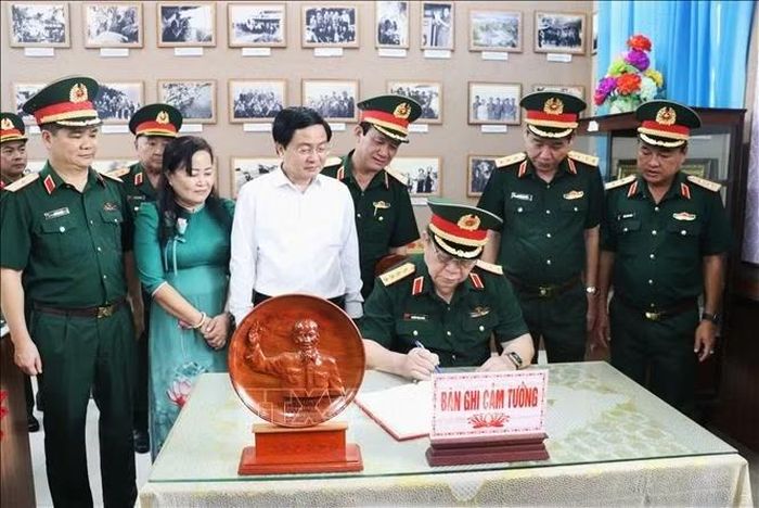 Đại tướng Nguyễn Trọng Nghĩa viết sổ lưu niệm tại Nhà truyền thống Cơ quan Chính trị Quân khu 8, ghi dấu chuyến thăm nhân kỷ niệm 80 năm Ngày truyền thống của cơ quan.