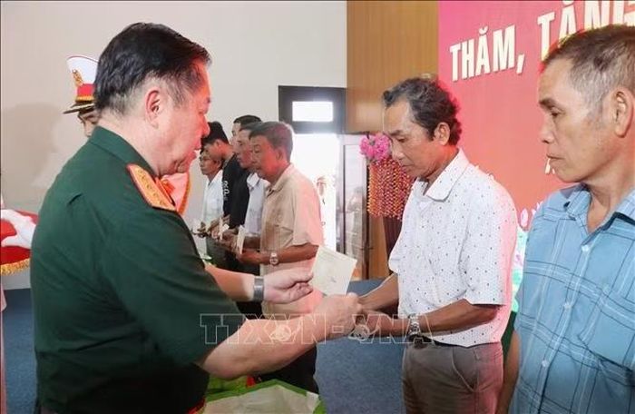 Đại tướng Nguyễn Trọng Nghĩa tặng quà người dân có hoàn cảnh khó khăn tại xã Nhơn Ninh, tỉnh Tây Ninh, trong chương trình dân vận, chính sách nhân kỷ niệm 80 năm Ngày truyền thống Cơ quan Chính trị Quân khu 8.