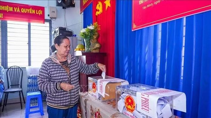 Bà Nguyễn Thị Bích Thủy (64 tuổi), cử tri khu phố 11, phường Tân Ninh, bỏ phiếu bầu Trưởng ấp, khu phố nhiệm kỳ 2026-2031. Ảnh: Minh Phú/TTXVN