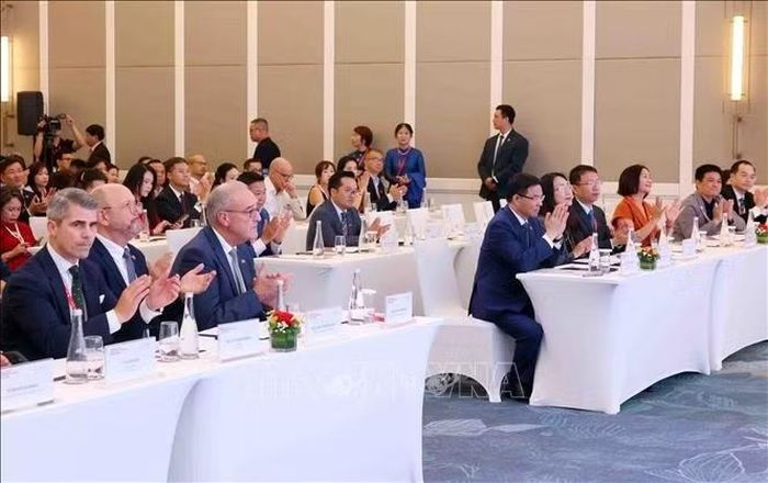Tổng thống Liên bang Thụy Sĩ Guy Parmelin và các đại biểu tham dự Diễn đàn. Ảnh: Phạm Kiên/TTXVN