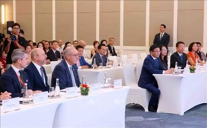 Tổng thống Liên bang Thụy Sĩ Guy Parmelin và các đại biểu tham dự Diễn đàn. Ảnh: Phạm Kiên/TTXVN