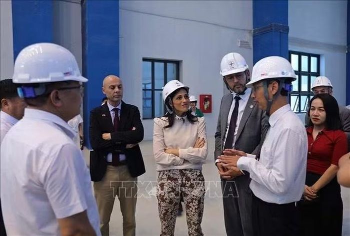 Cán bộ Nhà máy Thủy điện Hòa Bình mở rộng cùng Bà Éléonore Caroit, Bộ trưởng ủy nhiệm đặc trách Pháp ngữ, Đối tác quốc tế và Pháp kiều.