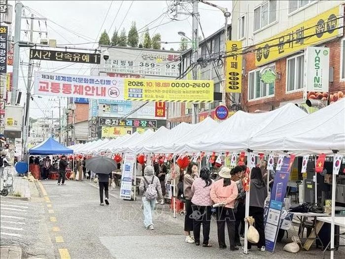 Quang cảnh “Lễ hội Văn hóa Ẩm thực Thế giới lần thứ 3” tại thành phố Hwaseong, tỉnh Gyeonggi, phía Tây Bắc Hàn Quốc. Ảnh: Nhật Hưng/PV TTXVN tại Hàn Quốc