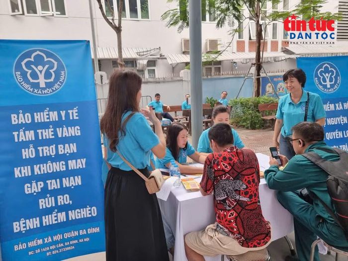 Tư vấn người lao động tham gia BHXH để có lương hưu khi về già. Ảnh: XC
