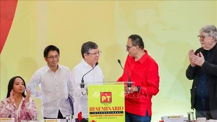 Ông Benjamín Robles Montoya, Uỷ viên Bộ Chính trị đảng PT, điều phối viên của PT tại bang Oaxaca chúc mừng bài phát biểu của Đại sứ Nguyễn Văn Hải. Ảnh: ĐSQ/TTXVN phát