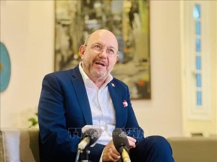 Đại sứ Thụy Sĩ tại Việt Nam Thomas Gass (trái) chia sẻ với báo chí về ý nghĩa, tác động và triển vọng của hiệp định FTA Việt Nam - EFTA.