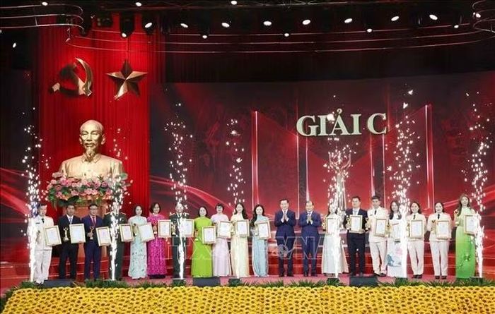 Các tác giả, nhóm tác giả nhận Giải C Cuộc thi. Ảnh: Phương Hoa /TTXVN