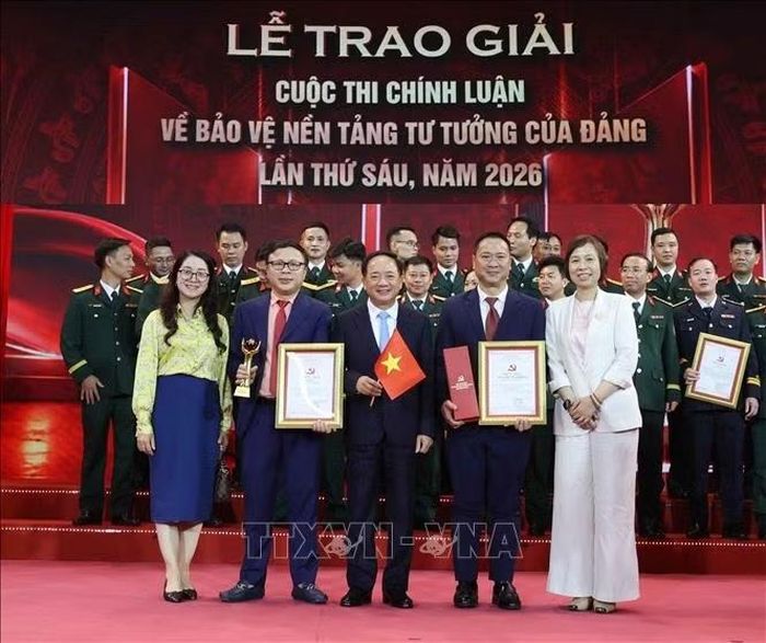 Đồng chí Trịnh Văn Quyết, Ủy viên Bộ Chính trị, Bí thư Trung ương Đảng, Trưởng Ban Tuyên giáo Trung ương và đồng chí Vũ Việt Trang, Uỷ viên Ban Thường vụ Đảng uỷ các cơ quan Đảng Trung ương, Bí thư Đảng uỷ, Tổng giám đốc TTXVN, Phó trưởng Ban Tuyên giáo Trung ương cùng các tác giả đoạt giải của đơn vị Thông tấn xã Việt Nam. Ảnh: Phương Hoa /TTXVN