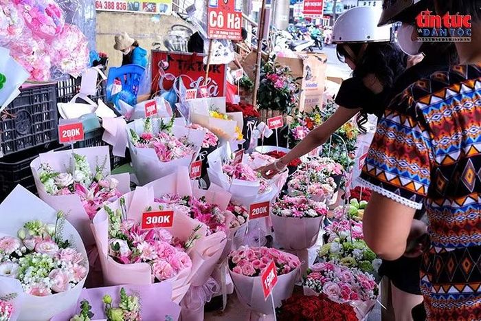 Hoạt động mua bán hoa diễn ra nhộn nhịp khi ngày Phụ nữ Việt Nam 20/10 đang đến gần.