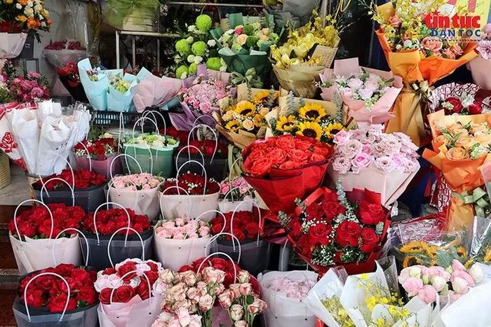 Hoa hồng đỏ, hồng phấn cùng nhiều loại hoa khác được bó sẵn, đáp ứng nhu cầu mua sắm dịp 20/10.