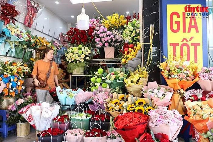 Nhiều loại hoa với màu sắc, kiểu dáng phong phú được bày bán tại các cửa hàng ở Hà Nội.