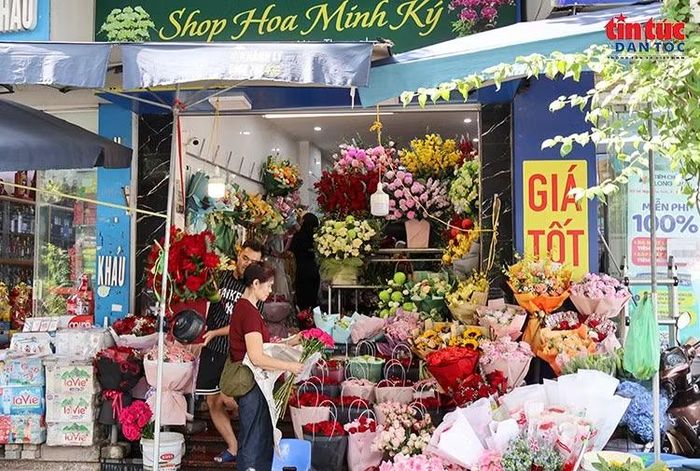 Những bó hoa kiểu dáng tròn, hình ốc quế được nhiều bạn trẻ ưa chuộng.