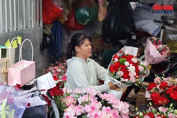Chị Hà tất bật hoàn thiện những bó hoa theo đơn đặt hàng trước của khách.