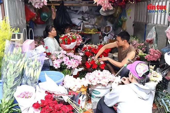 Tiểu thương tại chợ Đồng Xa khẩn trương chuẩn bị hàng hóa, phục vụ khách trong những ngày cận lễ.