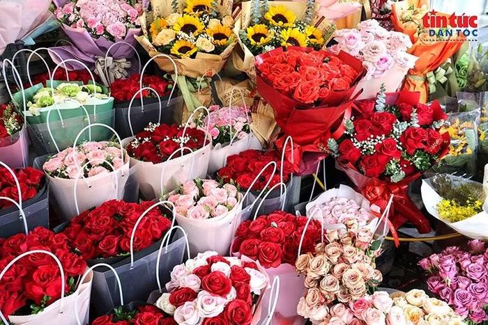 Cửa hàng hoa của cô Minh Ký tại số 2 Nguyễn Thị Định chuẩn bị phục vụ khách hàng dịp 20/10.