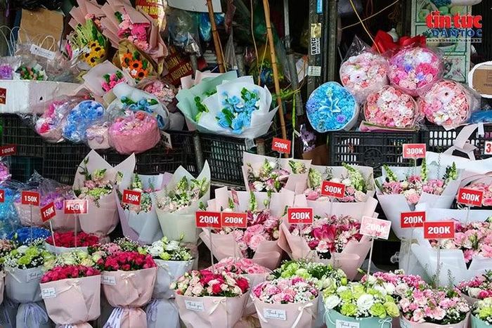 Các bó hoa có giá từ 150.000 - 300.000 đồng được nhiều khách hàng lựa chọn làm quà tặng dịp 20/10.
