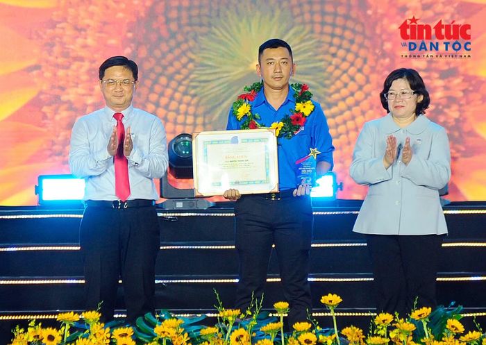 Lãnh đạo TP Hồ Chí Minh trao Bằng khen gương thủ lĩnh thanh niên tiêu biểu giai đoạn 2021 - 2026 cho anh Nguyễn Trường Sơn, Phó Chủ nhiệm câu lạc bộ bóng đá trẻ Bà Rịa - Vũng Tàu.