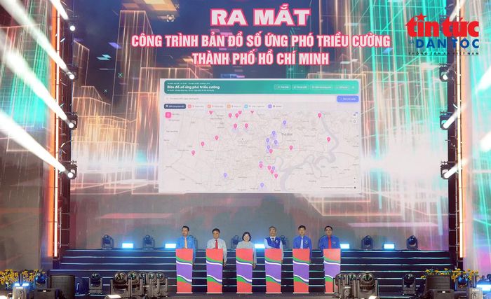 Dịp này, Hội Liên hiệp Thanh niên TP Hồ Chí Minh cũng ra mắt công trình “Bản đồ số ứng phó triều cường TP Hồ Chí Minh”. Đây là công trình cung cấp thông tin về các điểm ngập, khu vực có nguy cơ ngập, giúp người dân chủ động ứng phó với triều cường; đồng thời phát huy vai trò của thanh niên tại 168 phường, xã, đặc khu trong việc cập nhật, phản ánh tình hình ngập nước trên địa bàn.