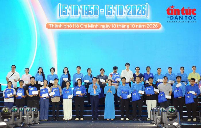 Ban tổ chức trao quà cho thanh niên có hoàn cảnh khó khăn tại chương trình.