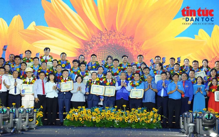 Lãnh đạo TP Hồ Chí Minh trao tặng Bằng khen cho các thủ lĩnh thanh niên tiêu biểu giai đoạn 2021-2026.