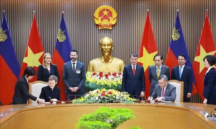 Thủ tướng Lê Minh Hưng chứng kiến ký Hiệp định thuế giữa Việt Nam và Liechtenstein. Ảnh: Dương Giang/TTXVN