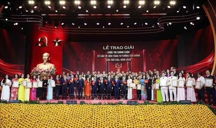 Các đồng chí lãnh đạo Đảng, Nhà nước cùng các tác giả đoạt giải Cuộc thi chính luận về bảo vệ nền tảng tư tưởng của Đảng lần thứ 6. Ảnh: Phương Hoa/TTXVN