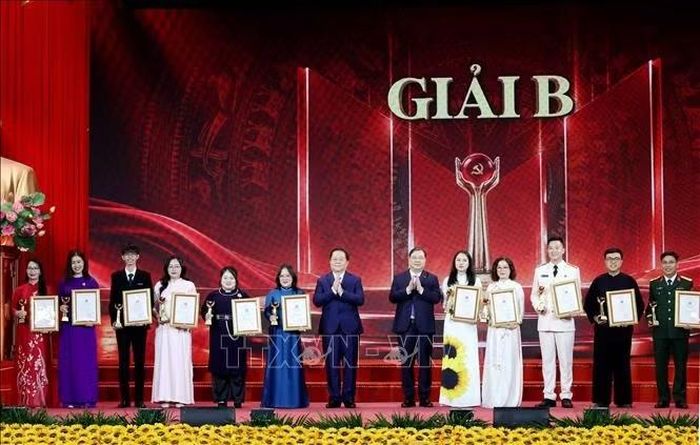 Đồng chí Phạm Gia Túc, Uỷ viên Bộ Chính trị, Phó Thủ tướng Thường trực Chính phủ và đồng chí Nguyễn Trọng Nghĩa, Ủy viên Bộ Chính trị, Bí thư Trung ương Đảng, Chủ nhiệm Tổng Cục Chính trị Quân đội nhân dân Việt Nam trao Giải B cho các tác giả, nhóm tác giả. Ảnh: Phương Hoa/TTXVN