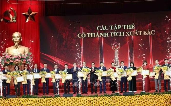 Ban Tổ chức trao giải Các tác tập thể có thành tích xuất sắc Cuộc thi chính luận về bảo vệ nền tảng tư tưởng của Đảng lần thứ 6. Ảnh: Phương Hoa/TTXVN