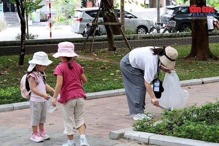 Các đội tranh tài thu gom rác trên vỉa hè và khu vực ven đường trong thời gian quy định.