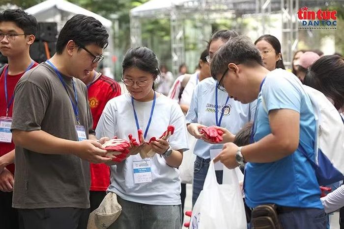 Các thành viên chuẩn bị găng tay, dụng cụ trước khi bước vào thử thách thu gom rác.