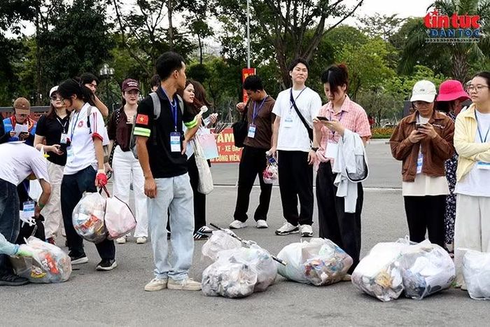 Các thành viên tập kết rác sau thử thách, tạo không khí thi đấu gắn kết.