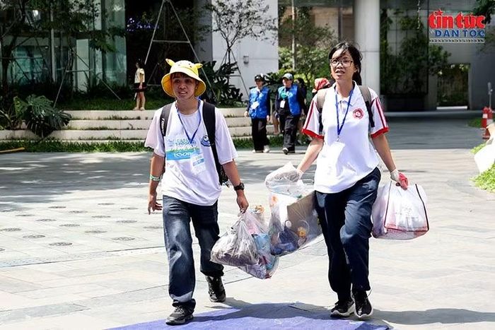 Các đội đưa những túi rác thu gom được về khu vực tập kết để chuẩn bị phân loại.