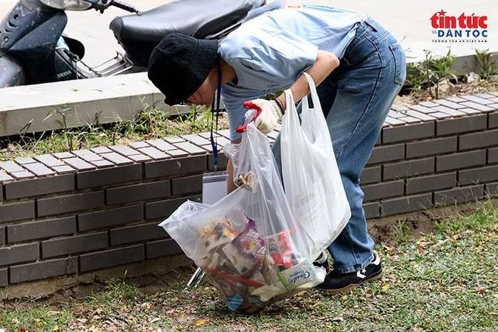 Những vỏ hộp, bao bì bị vứt bỏ được các thành viên tìm kiếm, thu gom.