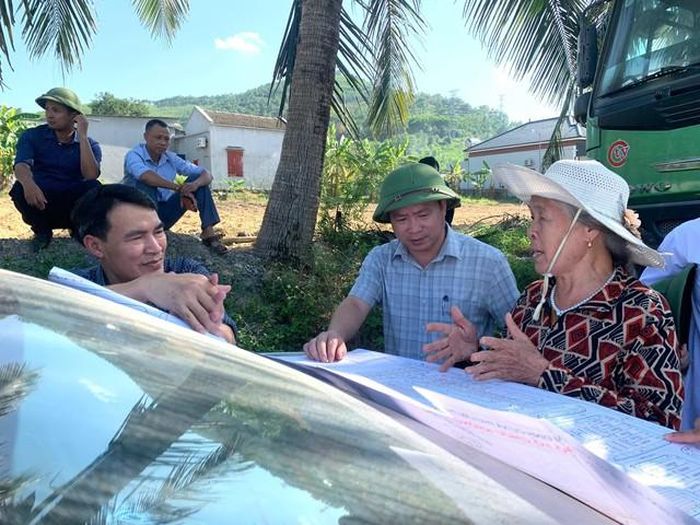 Người dân được bốc thăm chọn vị trí tại khu tái định cư. (Ảnh: UBND phường Trúc Lâm)