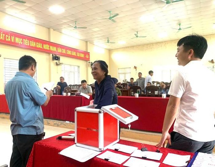 Không khí tại buổi bốc thăm chọn vị trí tái định cư diễn ra phấn khởi. (Ảnh: UBND phường Trúc Lâm)