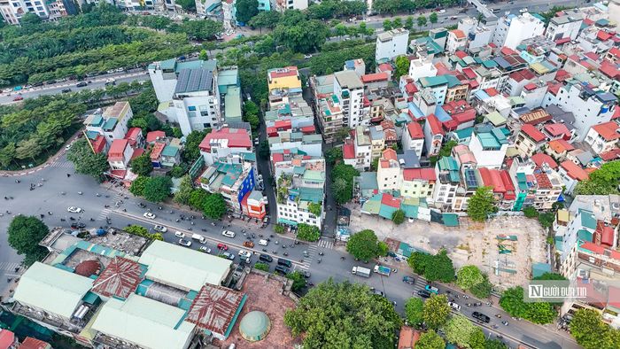 Đồng thời, giao Sở Xây dựng chủ trì, phối hợp với Sở Nông nghiệp và Môi trường, UBND phường Tây Hồ cùng các cơ quan liên quan xử lý những vấn đề còn tồn tại về nhà, đất của 18 hộ gia đình, bảo đảm thống nhất giữa hiện trạng sử dụng đất, hồ sơ quản lý đất đai và phương án đầu tư dự án.