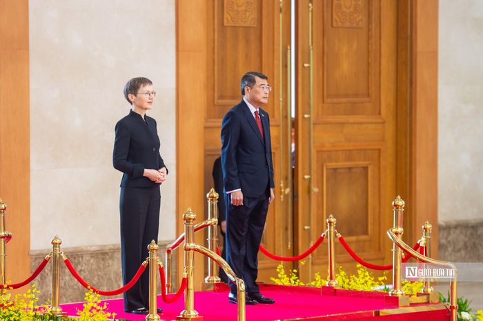Trong không khí thân tình, hữu nghị, Thủ tướng Lê Minh Hưng có mặt tại thảm đỏ nồng nhiệt chào đón Thủ tướng Công quốc Liechtenstein Brigitte Haas. Trong tiếng nhạc chào mừng, Thủ tướng Lê Minh Hưng và Thủ tướng Brigitte Haas bước lên bục danh dự tại sảnh chính Trụ sở Chính phủ.
