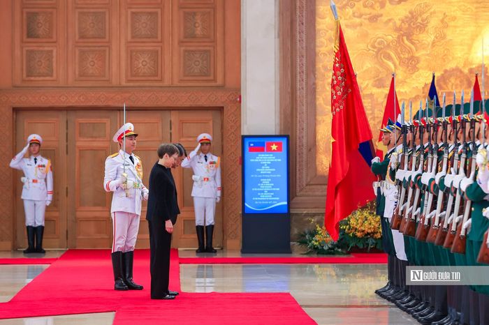 Sau khi nghe quân nhạc cử Quốc thiều hai nước, Thủ tướng Lê Minh Hưng và Thủ tướng Brigitte Haas bước tới cúi chào quân kỳ.