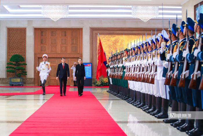 Hai nhà lãnh đạo duyệt Đội Danh dự Quân đội nhân dân Việt Nam.