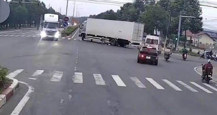 Sau va chạm, tài xế xuống xe kéo nạn nhân ra khỏi gầm rồi lái xe bỏ chạy. Ảnh cắt từ clip.