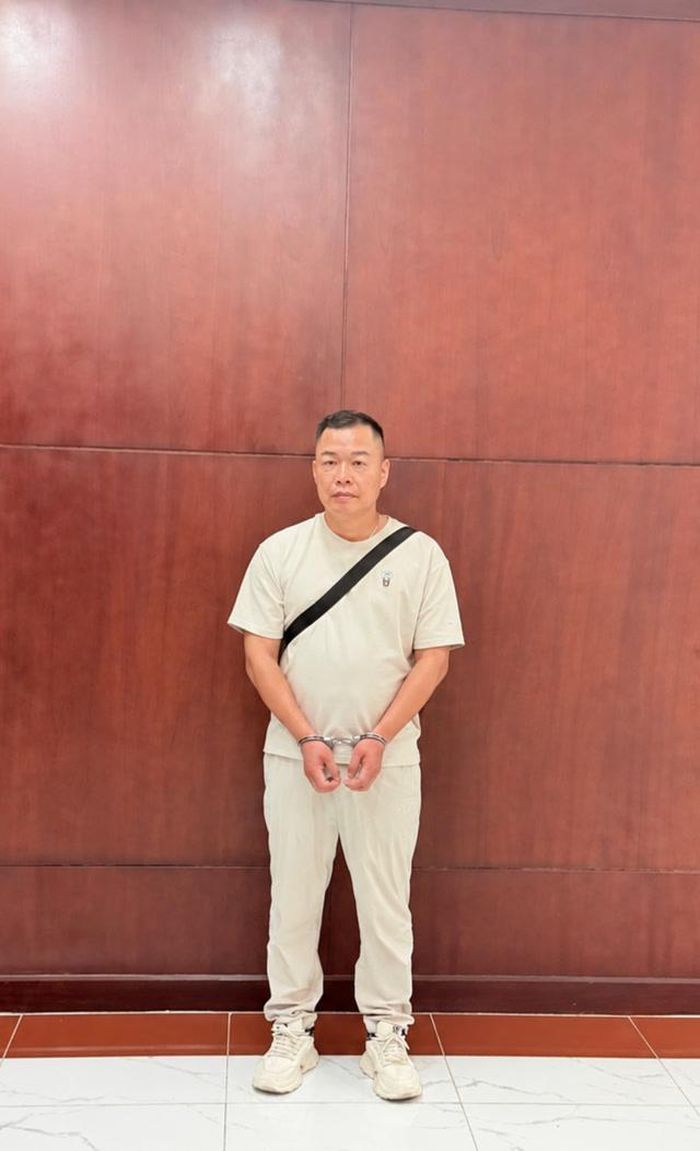 SUN YUPENG (Tôn Bằng) tại cơ quan công an.