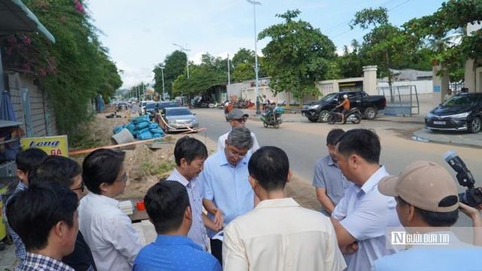 Đoàn công tác tập trung xem bản đồ dự án.