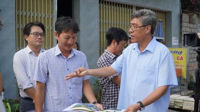 Ông Nguyễn Minh, Phó Chủ tịch UBND tỉnh Lâm Đồng (áo xanh bên phải) chỉ đạo tại dự án.