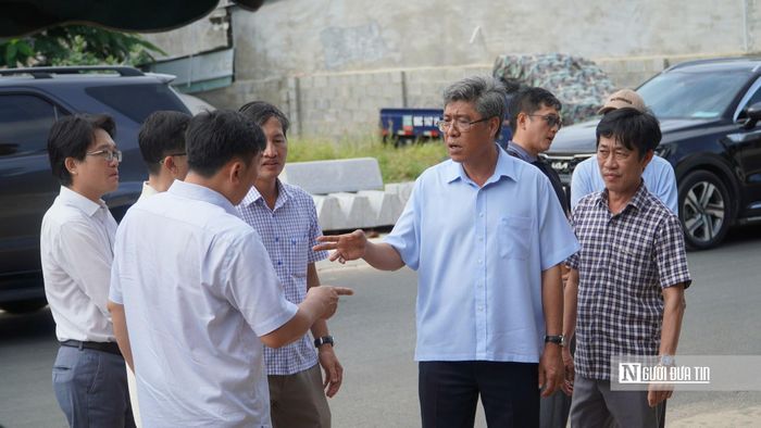 Ông Nguyễn Minh, Phó Chủ tịch UBND tỉnh Lâm Đồng, cùng đoàn công tác kiểm tra thực tế dự án sửa chữa, nâng cấp đường Nguyễn Đình Chiểu – Huỳnh Thúc Kháng vào sáng ngày 18/10.